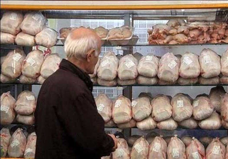 فروش بیش از ۸۵ هزار تومان مرغ در بازار مجاز نیست/ واحدهای صنفی رعایت می‌کنند
